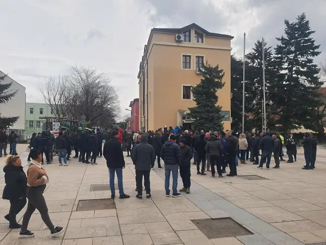 Земеделците прекратиха протеста след уверение на областния управител