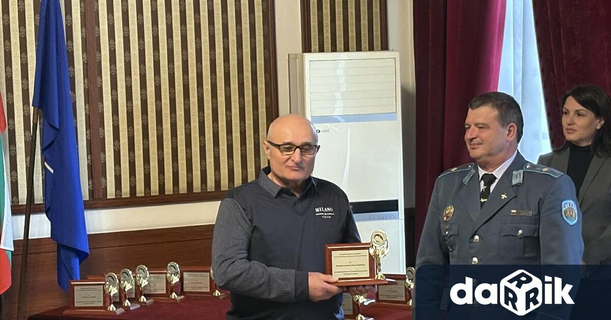 Началникът на Висшето военновъздушно училище Георги Бенковки бригаден генерал Юлиян Радойски