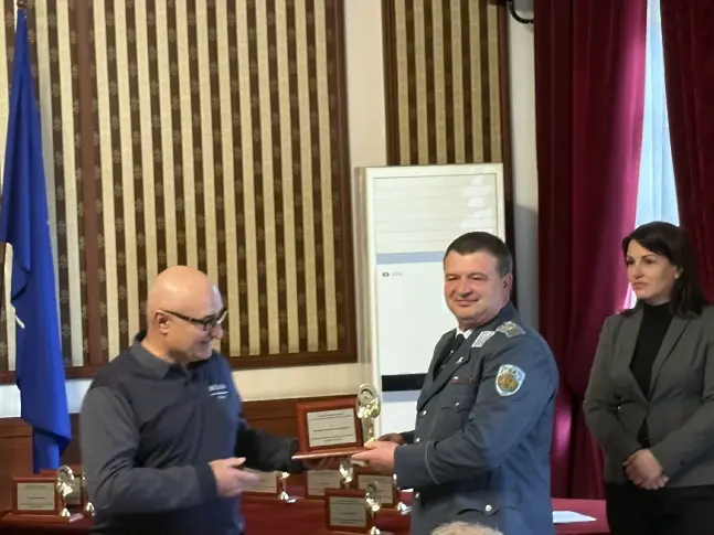 Отличиха началника на ВВВУ за принос към въздушните спортове