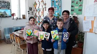 Ученици от Котел зарадваха потребители на социалния патронаж с картички за Първа пролет