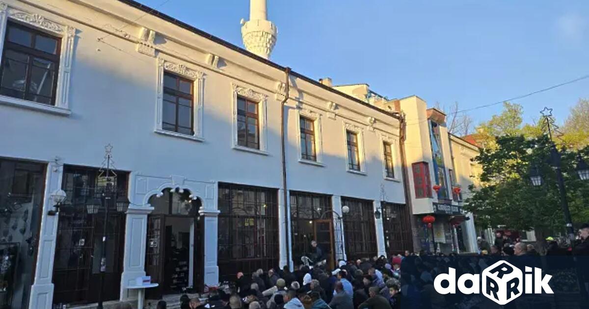 Мюсюлманите празнуват днес Рамазан Байрам Денят започва с празнична молитва