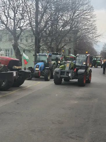 Земеделците прекратиха протеста след уверение на областния управител