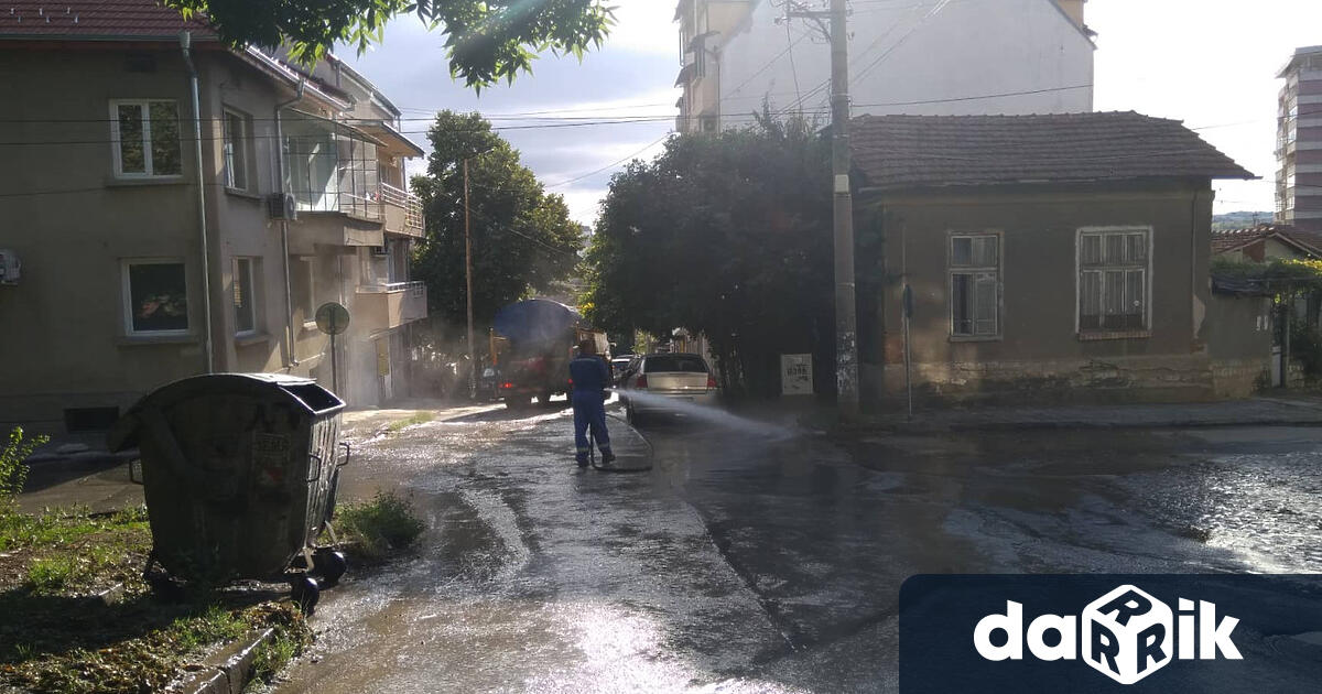 Почистването на отводнителните шахти и машинното измиване на уличната мрежа