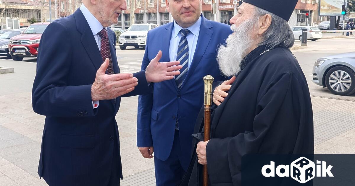 Негово Величество Цар Симеон II посети днес Плевен където бешепосрещнат