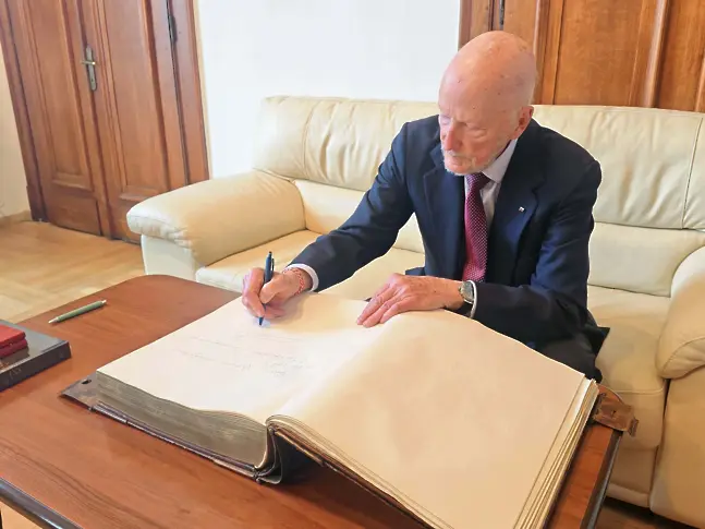 Кметът д-р Валентин Христов посрещна в Плевен Негово Величество Цар Симеон II 