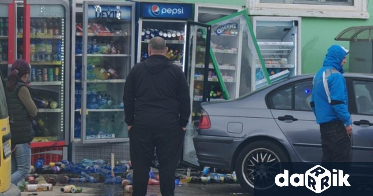 Автомобил катастрофира в хладилни витрини на тротоар в Габрово видя