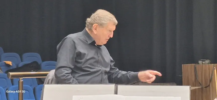 Симфониета Враца репетира със знаменития диригент Урош Лайовиц