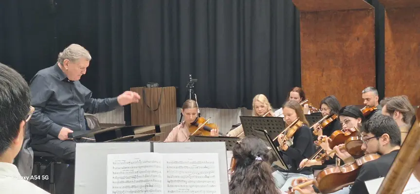 Симфониета Враца репетира със знаменития диригент Урош Лайовиц