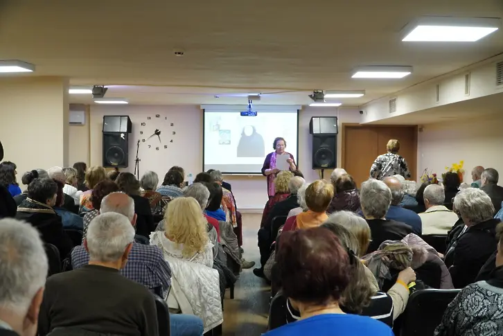 Плевенската поетеса Витка Витанова, която представи своята най-нова книга – „По пътя към мечтите: мемоари“