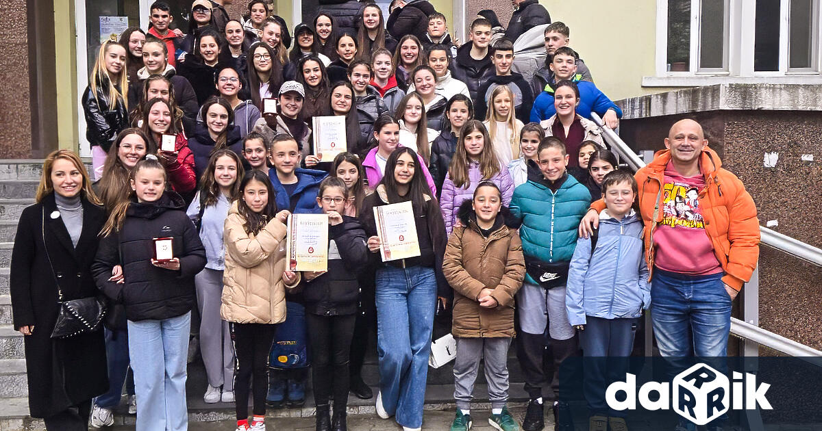 В надпреварата се включиха тританцови групи от ансамбъла в две