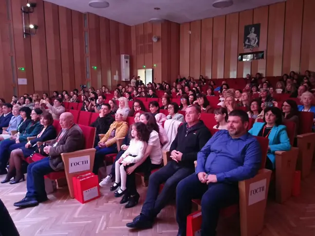 Плевен е домакин на регионален форум „Иновативните идеи, с които преобразяваме класната стая днес – проекция на утрешния ден“/СНИМКИ/