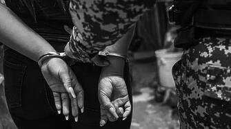 Задържаха жената на Киро Японеца, след като заля журналисти със студен чай!