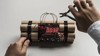 Мъж се опита да взриви самоделна бомба пред клон на американска банка в Париж