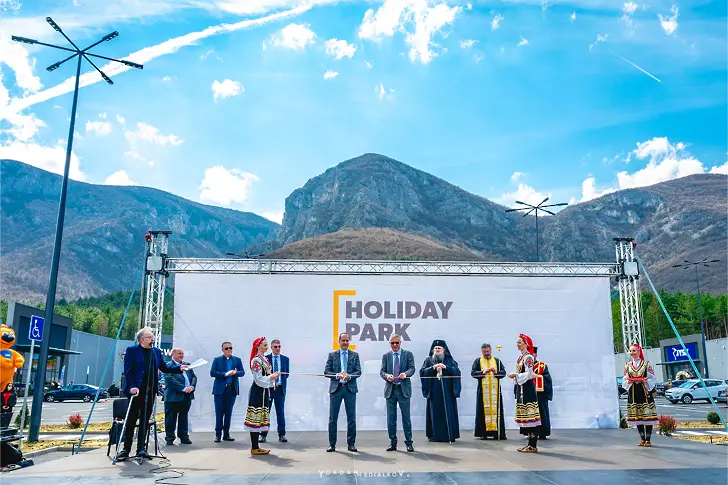 Модерен търговския парк отвори врати във Враца