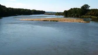 Река Черни Лом в село Априлово е повишила нивото си, на места е излязла от коритото си и е преляла