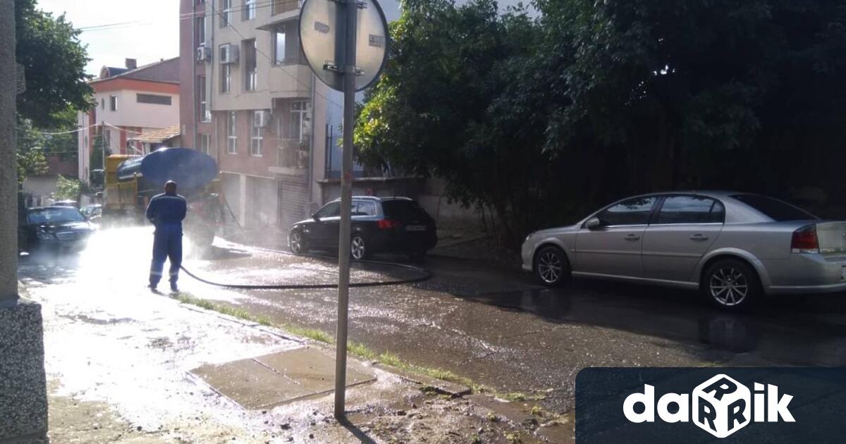 Почистването на отводнителните шахти и машинното измиване на уличната мрежа
