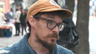 Преди да намушка четирима, жената заговорила мъж на английски