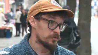 Преди да намушка четирима, жената заговорила мъж на английски