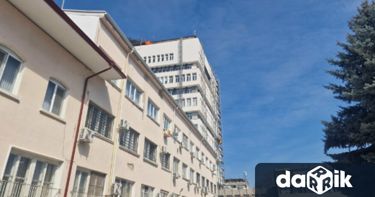 Пожар е избухнал на покрива на сградата на общината в