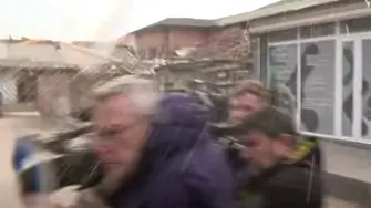 Жителка на Факултета изкъпа със студен чай журналисти при акция на СДВР и Жандармерията в столичния квартал (ВИДЕО)