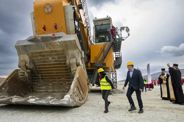 Пети електрически багер „Либхер“ заработи в рудник „Асарел"