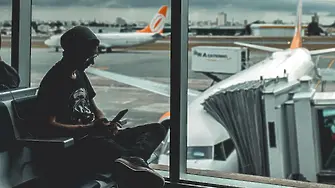 Митничари на летището уличени за продажба на луксозни вещи, конфискувани от пътници