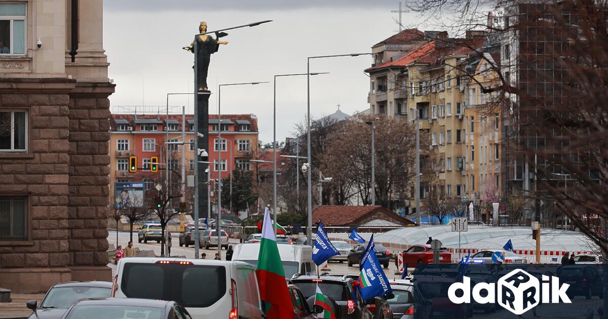 Граждани се събраха на протестно автошествие на площад Княз Александър
