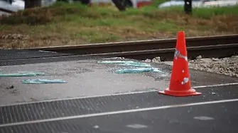 БДЖ влак се блъсна в скала, има пострадали