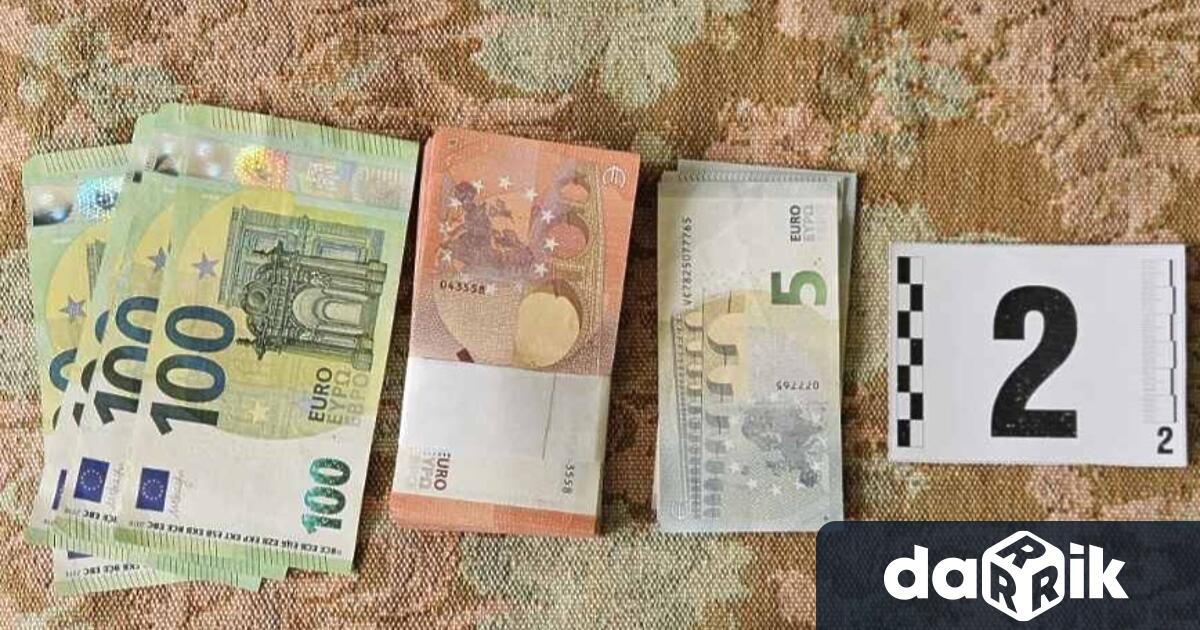 Парични суми и тетрадка с имена и изписани цифри са