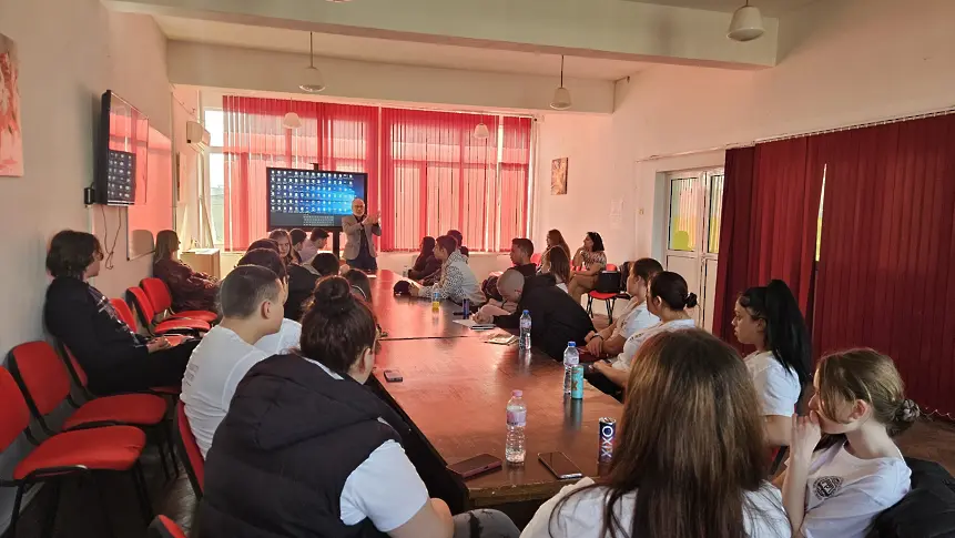 Директорът на Драматично-куклен театър – Враца Владлен Александров се срещна с ученици от ПГТР