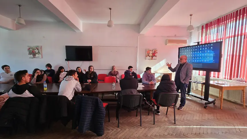 Директорът на Драматично-куклен театър – Враца Владлен Александров се срещна с ученици от ПГТР