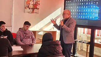 Директорът на Драматично-куклен театър – Враца Владлен Александров се срещна с ученици от ПГТР