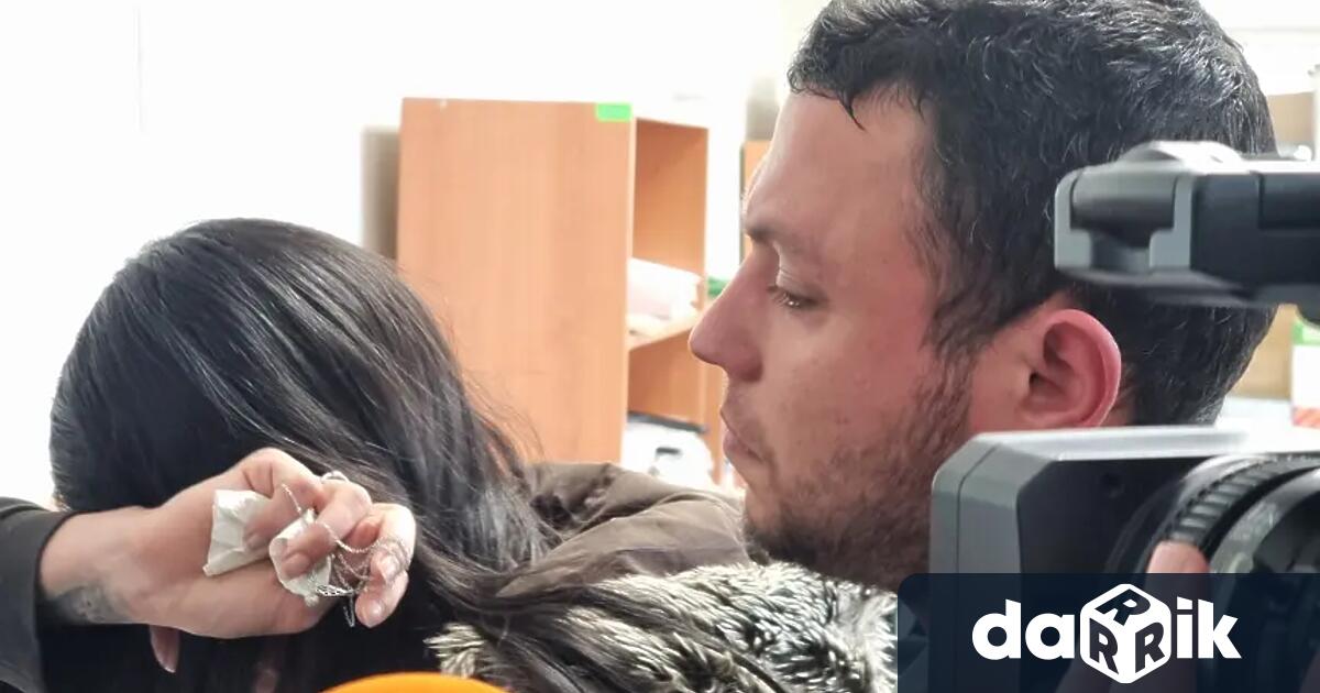 Родителите на момченцето което провисна от осмия етаж в Ямбол