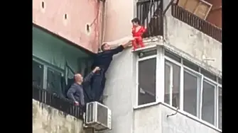 Дете увисна на парапет на тераса на 8-ия етаж в Ямбол (ВИДЕО)