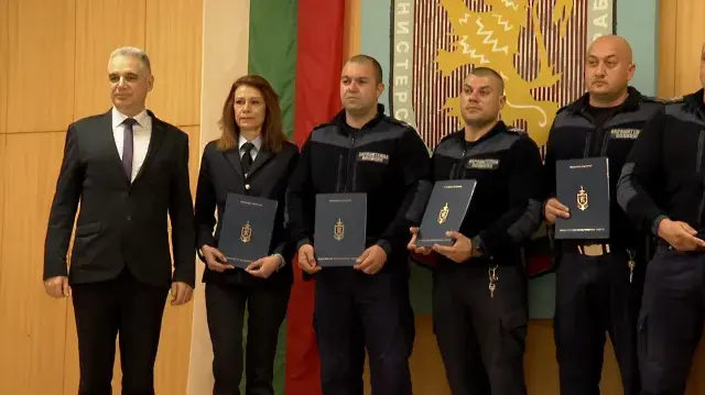 Нагрдиха спасителите на детето, изпаднало в опасност на ямболска тераса на осмия етаж (СНИМКИ)