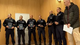 Наградиха спасителите на детето, изпаднало в опасност на ямболска тераса на осмия етаж (СНИМКИ)