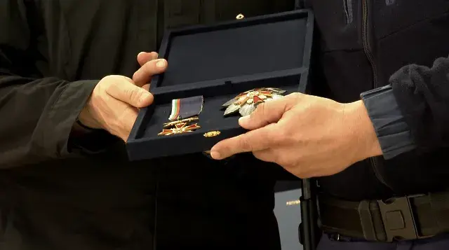 Нагрдиха спасителите на детето, изпаднало в опасност на ямболска тераса на осмия етаж (СНИМКИ)