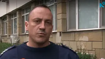 „Стъпих върху климатик и го задържах!“ Говори полицаят, спасил момченцето, увиснало от тераса в Ямбол