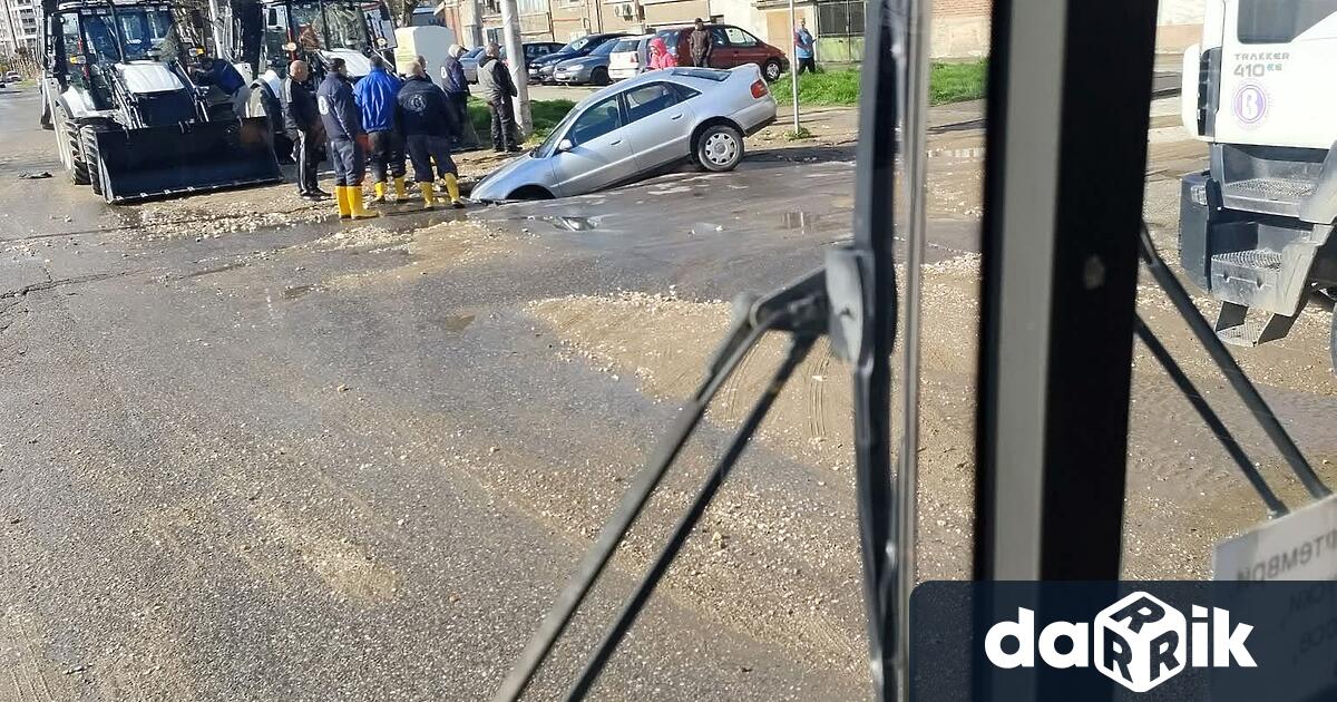 Голяма авария на магистрален водопровод с диаметър Ф350 на ул