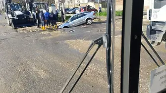 ВиК авария наводни част от „Източен“, автомобил пропадна в дупка