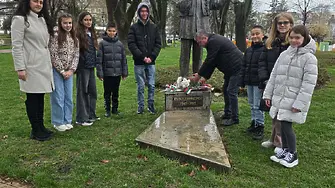 Ръководството и възпитаници на НУ "Христо Ботев" почетоха големия Емил Димитров