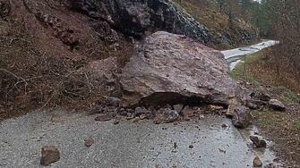 Свлачища блокираха пътя Асеновград – Смолян, огромна скална маса затвори участък край Белица