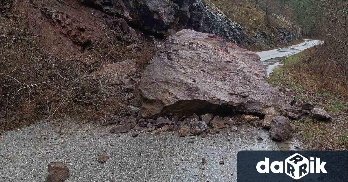 От сутринта серия от свлачища затруднява движението по пътя между