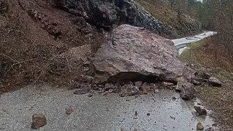 Свлачища блокираха пътя Асеновград – Смолян, огромна скална маса затвори участък край Белица