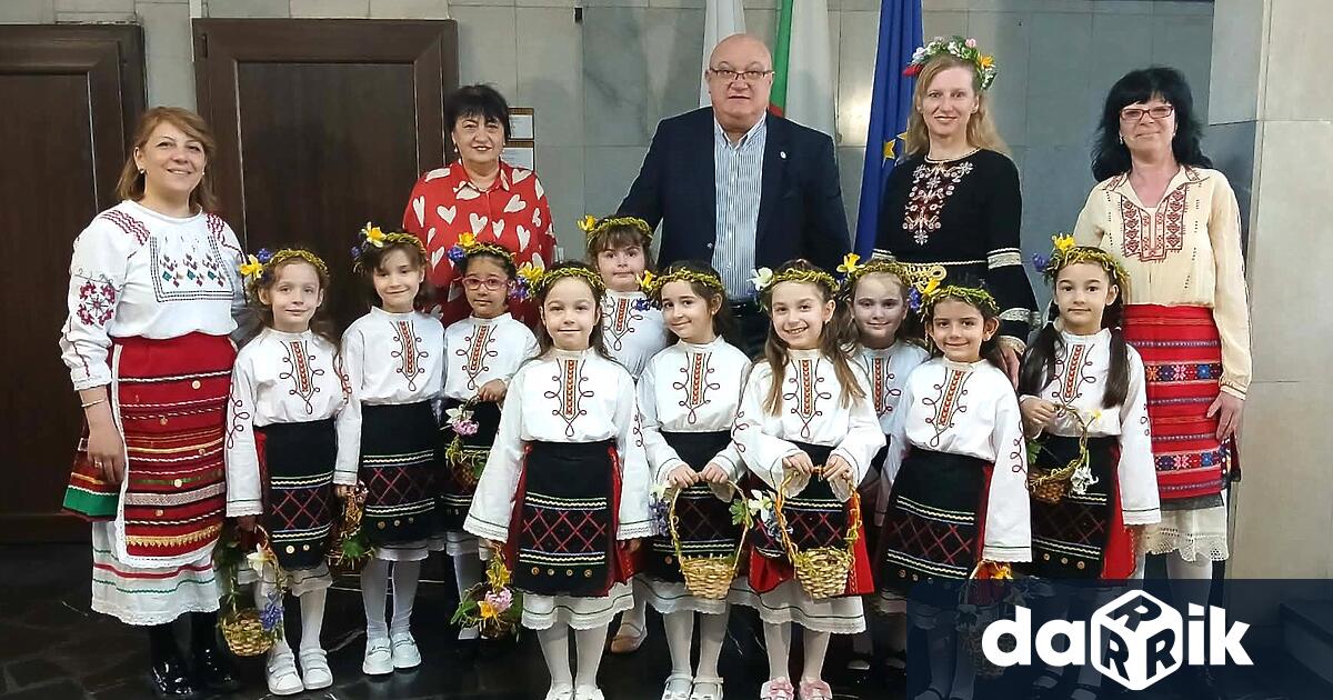 Малките лазарки от Детска градина Зорница посетиха община Видин Те