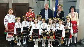 Лазарки от ДГ „Зорница“ посетиха община Видин