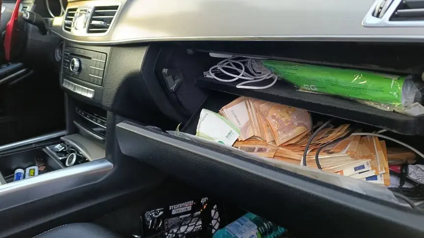 Над 10 хиляди евро бяха открити в автомобил в Бяла Слатина
