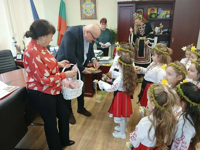 Лазарки от ДГ „Зорница“ посетиха община Видин