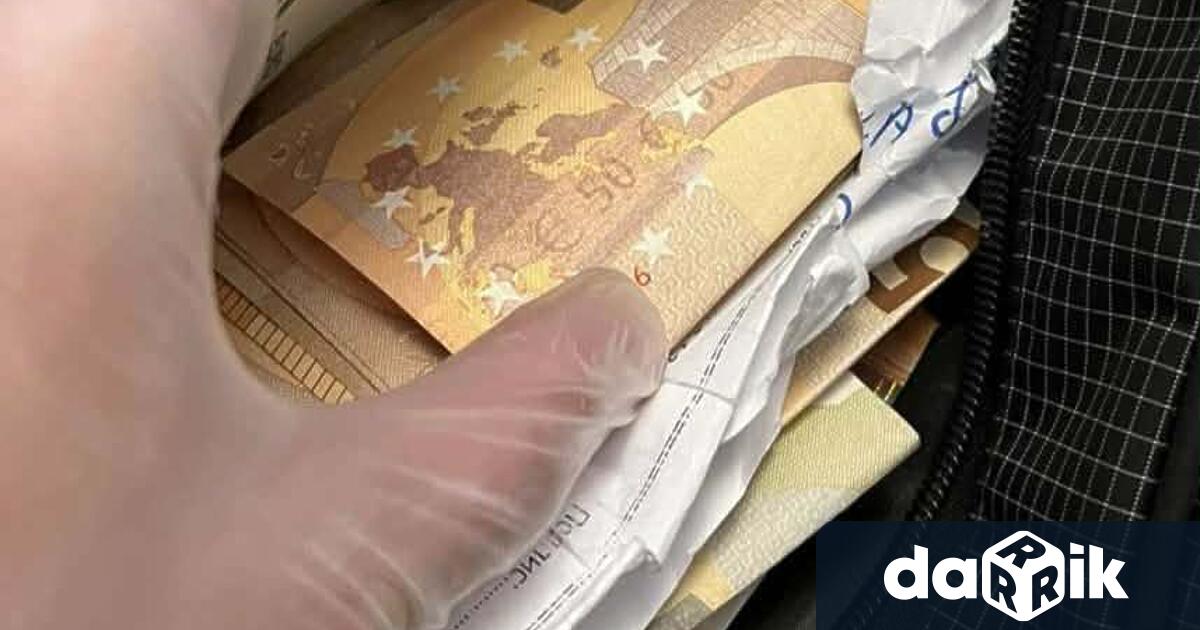 Списъци с имена и значителна парична сума са иззети при