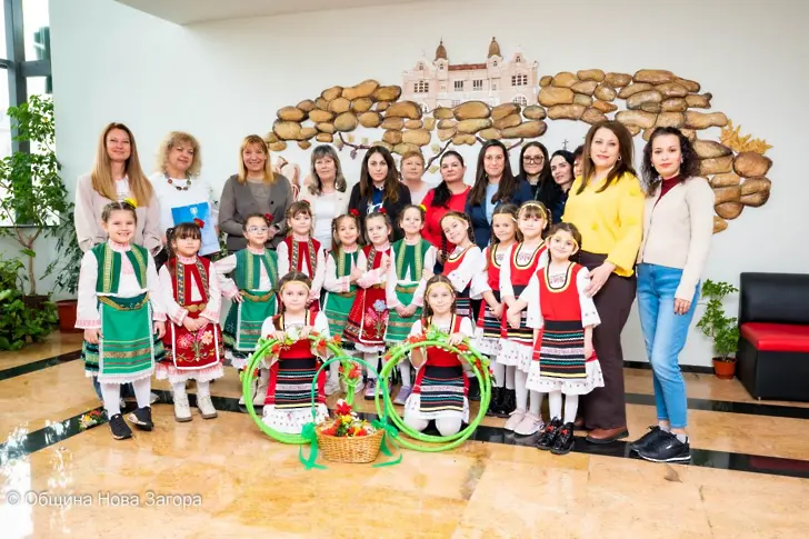  Лазарки гостуваха в Община Нова Загора 